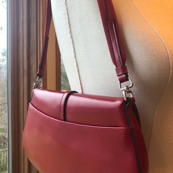 Authentic Prada slim shoulder bag in red. - Picture 6 of 13